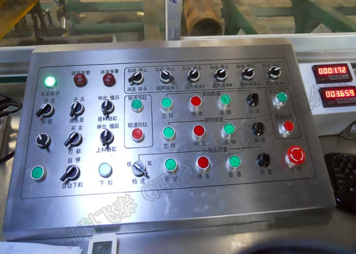 自動探傷設備電控臺.jpg